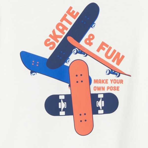 تيشيرت بأكمام قصيرة برسوم رياضة التزلج باللون الأبيض للأولاد